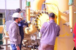 FB_IMG_1701769453036-300x199 كهرباء الجنوب تنجز صيانة منظومة الغاز في محطة توليد كهرباء النجيبية الغازية