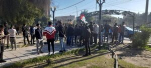 IMG_20240107_114235_117-300x135 متطوعو وزارة الدفاع يعتصمون في بغداد قرب وزارة الدفاع العراقية