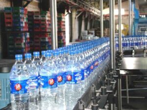 IMG_20240414_120210_855-1-300x225 مصادرها البزول وكلورها عال معامل المياه .. سرطانات معبئة بقوارير سر الحياة