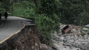 Doc-P-488447-638511236910092778-300x169 حمم بركانية باردة وفيضانات تضرب جزيرة سومطرة الإندونديسية (فيديو)