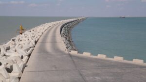 upload_1703143543_1562432348-300x169 اقتراب انجاز ارصفة ميناء الفاو الكبير