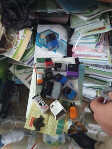 ExtImage-8218051-460533504-225x300 أعلنت قيادة عمليات بغداد، اليوم الخميس، ضبط 4 مخازن كتب دراسية مسربة من وزارة التربية في منطقة الشعب شمال شرقي العاصمة.     وقالت القيادة في بيان ورد لـ السومرية نيوز، إنه "ضمن الخطط الأمنية المرسومة لإسناد الخطة الامنية وتكثيف الجهود الاستخبارية وملاحقة عصابات الجريمة بكافة انواعها، تمكنت قوة من الفرقة (الخامسة) شرطة اتحادية، بالاشتراك مع مفرزة من (أمن بغداد، وزارة التربية) وبعد ورود معلومات دقيقة، من ضبط (٤) مخازن كتب دراسية مسربة من (وزارة التربية) وذلك في سوق الشعب شمال شرقي بغداد".  وأضافت القيادة، أن "القوة سلمت المضبوطات اصولياً إلى الجهات المختصة".