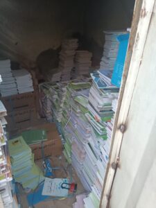 ExtImage-9297064-170250304-225x300 أعلنت قيادة عمليات بغداد، اليوم الخميس، ضبط 4 مخازن كتب دراسية مسربة من وزارة التربية في منطقة الشعب شمال شرقي العاصمة.     وقالت القيادة في بيان ورد لـ السومرية نيوز، إنه "ضمن الخطط الأمنية المرسومة لإسناد الخطة الامنية وتكثيف الجهود الاستخبارية وملاحقة عصابات الجريمة بكافة انواعها، تمكنت قوة من الفرقة (الخامسة) شرطة اتحادية، بالاشتراك مع مفرزة من (أمن بغداد، وزارة التربية) وبعد ورود معلومات دقيقة، من ضبط (٤) مخازن كتب دراسية مسربة من (وزارة التربية) وذلك في سوق الشعب شمال شرقي بغداد".  وأضافت القيادة، أن "القوة سلمت المضبوطات اصولياً إلى الجهات المختصة".