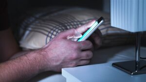 Doc-P-503380-638646583431625093-300x169 تحذير خطير لمن يتصفح الهاتف في سريره وما علاقته بفضلات الصراصير؟