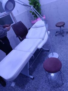 ExtImage-3633136-970909504-1-225x300 ضبط عيادة تجري عمليات جراحية بإشراف دكتورة "وهمية" في النجف