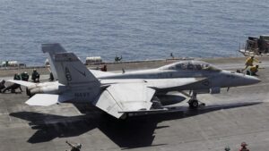 Doc-P-510383-638704451842529589-300x169 خلال قصف اليمن.. سفينة أمريكية تسقط مقاتلة اف 18 بـ"الخطأ"