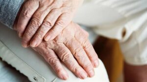 Doc-P-514848-638739874498634933-300x169 ماهي العادات الشائعة التي تؤدي للشيخوخة المبكرة ؟