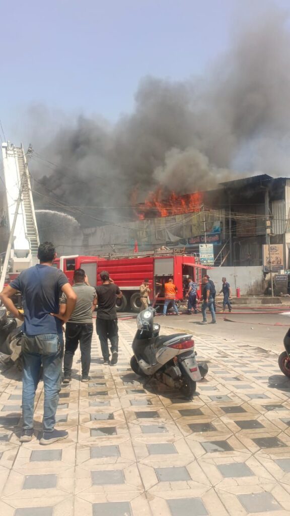 img-20250703-wa00244315877503296674425-576x1024 اندلاع حريق ضخم في منطقه الكراده قرب فلكه التحريات مجمع تصليح المولدات ومحركات الديزل