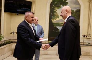 FB_IMG_1758091492565-300x197 وزير الداخلية يكرم الكوادر التدريبية احتفاءً بتخرج الدورة (30) في المعهد العالي