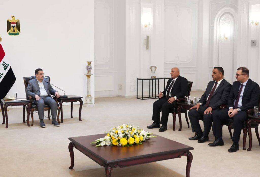 fb_img_17581335348455126651583197651968-1024x696 رئيس الوزراء يطلق مشروع توزيع 14 ألف قطعة أرض للتربويين في كربلاء