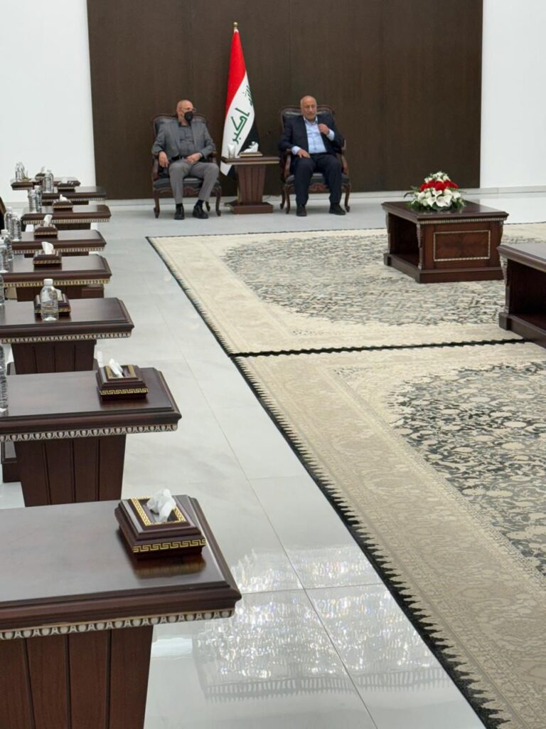 img-20250922-wa00708384276339222724053-768x1024 الأمين العام للانتفاضة الشعبانية يكرم محافظ كربلاء بدرع الإبداع