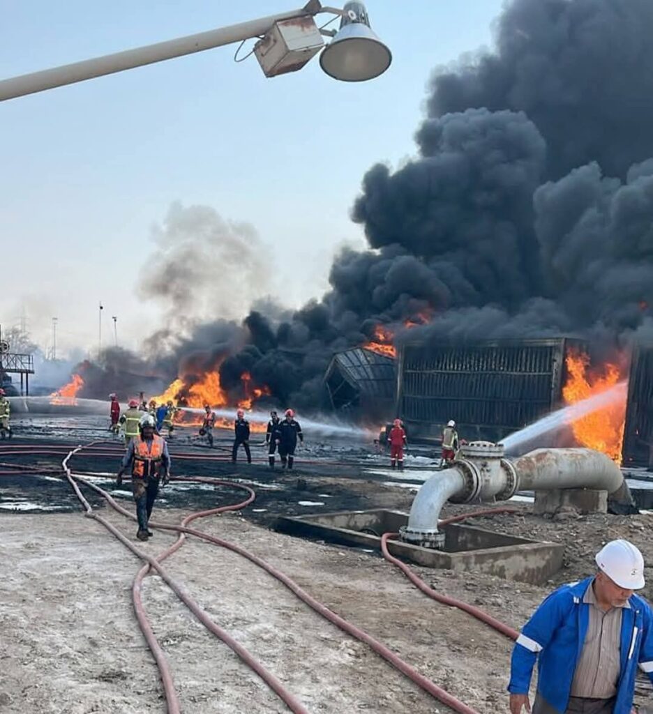 fb_img_17614671712319222964573989401503-936x1024 بالصور.. الدفاع المدني يحاول السيطرة على حريق موقع البرجسية النفطي بالبصرة