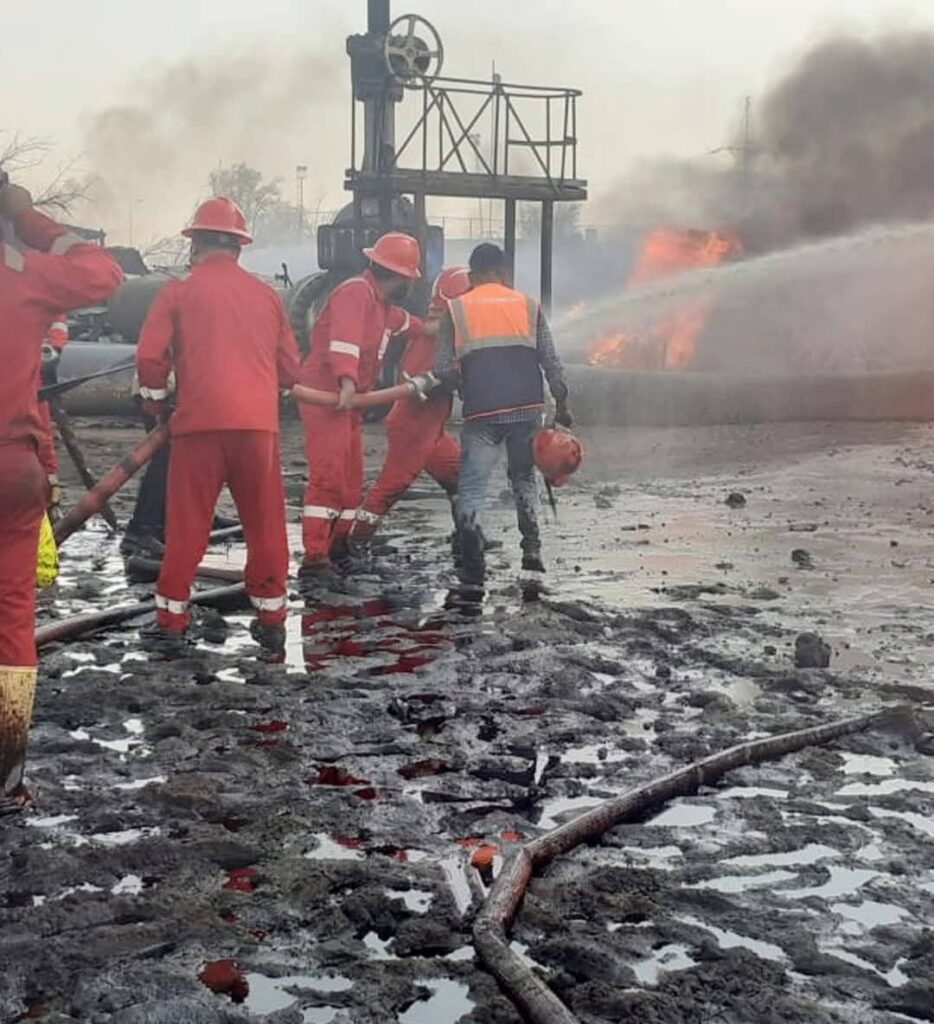 fb_img_17614671731573863562111680217127-934x1024 بالصور.. الدفاع المدني يحاول السيطرة على حريق موقع البرجسية النفطي بالبصرة