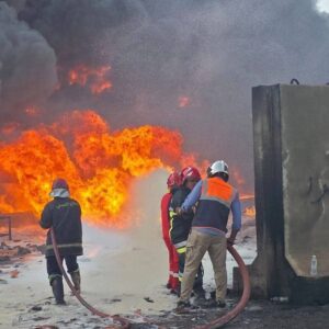 fb_img_1761467175525653270200075017680-300x300 بالصور.. الدفاع المدني يحاول السيطرة على حريق موقع البرجسية النفطي بالبصرة